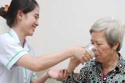 Người cao tuổi được khám sức khỏe miễn phí ít nhất 1 lần mỗi năm