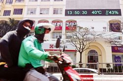 Sắc đỏ bao trùm Bắc bộ đến Trung bộ, Hà Nội là tâm điểm của nắng nóng vượt 40 độ C