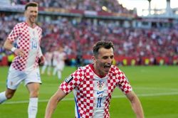 Thắng trận đầu tiên, Croatia sống lại hy vọng vào vòng 1/16