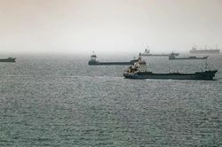 IMO c&ocirc;ng bố kế hoạch sơ t&aacute;n 11.000 thủy thủ mắc kẹt tại eo biển Hormuz