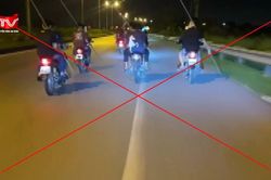 Triệu tập 16 'quái xế' mang dao phóng lợn, dàn hàng ngang gây rối trên đường