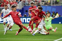Ronaldo ph&aacute; kỷ lục, Bồ Đ&agrave;o Nha thắng đậm 5-0 trước Uzbekistan