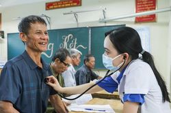 Người cao tuổi được khám sức khỏe định kỳ miễn phí ít nhất 1 lần/năm