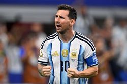 'Phải hủy bàn thắng phá kỷ lục của Messi'