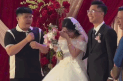 Em trai 'khóc như mưa' khiến cô dâu bật cười trong đám cưới