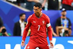 'Anh Bảy' Ronaldo, 'Em Búp Bê' Mbappé gây bão MXH Việt
