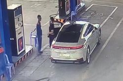 Nhân viên cây xăng vui sướng khi được ngồi thử Porsche