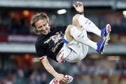 Động th&aacute;i của Croatia khi Modrić s&aacute;nh vai Ronaldo, Messi