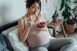Thực đơn thai kỳ giúp em bé da dẻ hồng hào, môi đỏ