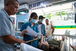 Gi&aacute; kh&aacute;m, chữa bệnh tăng tại loạt bệnh viện tuyến cuối