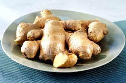 Mẹ bầu ốm nghén nên ăn gì để đỡ buồn nôn?