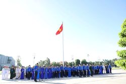 Đại biểu dự Đại hội Đoàn toàn quốc lần thứ XIII báo công dâng Bác