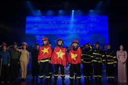 'Ngược chiều bình an' trên hành trình xuyên Việt: Tri ân những người đi về phía lửa