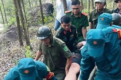 Công an cùng người dân băng rừng, giải cứu du khách người Đức gặp nạn