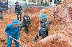 Đào móng xây trường học, phát hiện bom nặng 250kg còn nguyên kíp nổ
