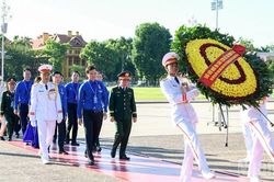 [Ảnh] Đoàn đại biểu dự Đại hội Đoàn toàn quốc lần thứ XIII báo công dâng Bác
