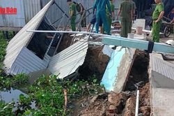 [Video] Sạt lở bến sông Cái ở An Giang, 3 căn nhà bị cuốn xuống sông