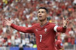 Ronaldo lập cú đúp lịch sử, Bồ Đào Nha đè bẹp Uzbekistan 5-0
