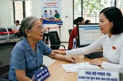 Nhất quyết yêu cầu cụ bà hơn 90 tuổi đến phường: Không thể máy móc hóa con người!