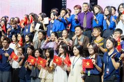 Nhà hát Kịch Việt Nam kể chuyện Bác Hồ trên sân khấu Trường ĐH Thăng Long