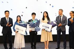Ba bác sĩ nội trú nhận học bổng gần 200 triệu đồng