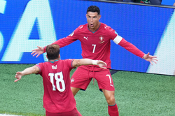 Video b&agrave;n thắng Bồ Đ&agrave;o Nha v&agrave; Uzbekistan: Ronaldo đ&aacute;p trả chỉ tr&iacute;ch