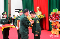 Thanh Hóa: Đại tá Đỗ Ngọc Vĩnh đón nhận Huân chương Chiến công hạng Nhì