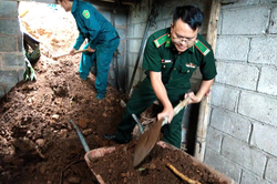 Đồn Biên phòng Cửa khẩu Săm Pun hỗ trợ người dân khắc phục hậu quả sạt lở