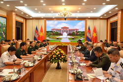Trung tướng Lê Văn Hướng hội đàm với Phó tổng Tư lệnh Quân đội Hoàng gia Campuchia