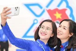 Đại biểu Đại hội Đoàn toàn quốc lần thứ XIII rạng rỡ 'check-in' trước giờ khai mạc