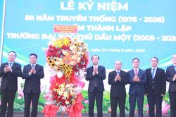 Đại học Thủ Dầu Một đón nhận Cờ truyền thống của UBND TPHCM