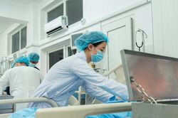 Người đ&agrave;n &ocirc;ng sốc phản vệ độ III nguy kịch sau khi ăn c&aacute; ngừ