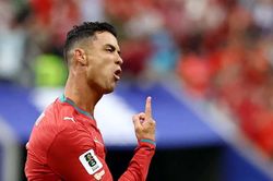 Ronaldo 'ng&oacute; lơ' c&acirc;u hỏi về Messi