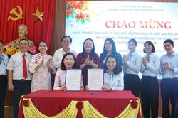 Nhịp cầu gi&aacute;o dục nối H&agrave; Nội với miền 'đất lửa' Quảng Trị