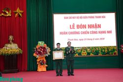 Đại tá Đỗ Ngọc Vĩnh đón nhận Huân chương Chiến công hạng Nhì