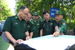 Kiểm tra, khảo s&aacute;t x&acirc;y dựng k&egrave; s&ocirc;ng, suối bi&ecirc;n giới tại tỉnh Đắk Lắk