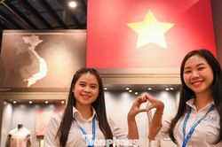 Đại biểu Đại hội Đoàn XIII xúc động khi tham quan Bảo tàng Lịch sử Quân sự Việt Nam