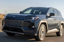SUV hybrid đời mới của Toyota 'cháy' hàng