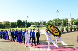 Đại biểu dự Đại hội Đoàn toàn quốc lần thứ XIII báo công dâng Bác
