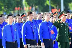 Đại biểu Đại hội Đoàn toàn quốc XIII báo công và vào Lăng viếng Bác