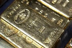 Vàng thế giới giảm mạnh, giá dầu thô lao dốc