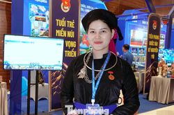 Cô giáo vùng cao và sĩ quan lực lượng vũ trang sẻ chia cảm xúc tại ngày hội lớn
