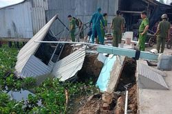 Sạt lở cuốn trôi 3 căn nhà xuống sông, thiệt hại hơn 1,7 tỷ đồng