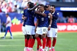 Vì sao cầu thủ World Cup đi tất rách và giày hồng thi đấu?