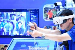 Trải nghiệm bắn súng, tháo lắp vũ khí và robot tuần tra thông minh tại Đại hội Đoàn XIII