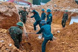 Đào móng xây trường, phát hiện quả bom còn nguyên kíp nổ