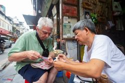 Người giữ 'hồn' nghề khắc dấu thủ công giữa lòng Thủ đô