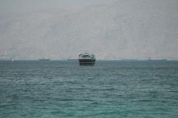 Lưu lượng t&agrave;u thuyền qua eo biển Hormuz tăng mạnh