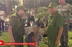 Bắt giữ người đàn ông cầm dao đuổi chém người qua đường trên phố Hà Nội