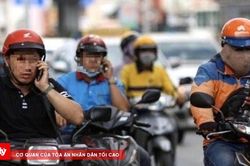 Nhiều tài xế xe ôm công nghệ bị xử phạt vì vừa lái xe vừa dùng điện thoại